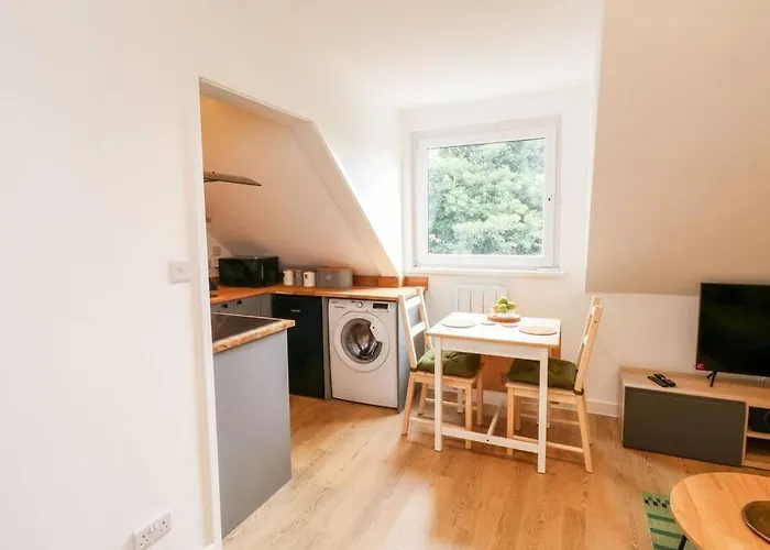 Cozy Seaside Hideaway With Free Parking