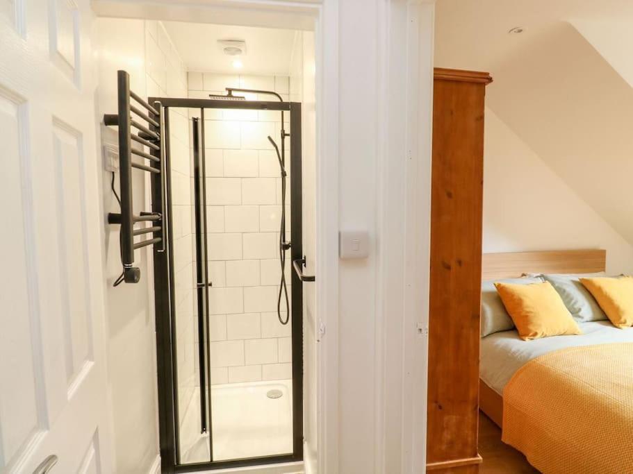 Cozy Seaside Hideaway With Free Parking Apartamento